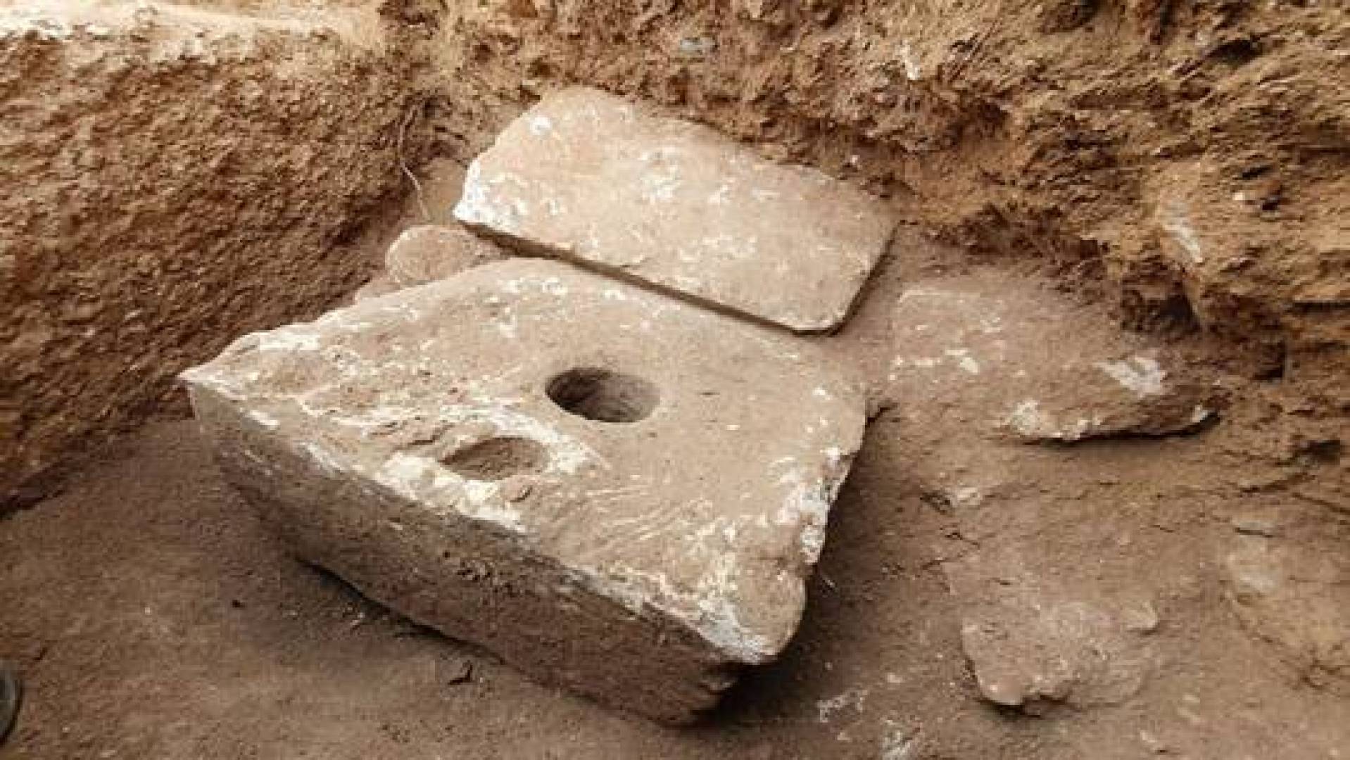 علماء الآثار الصينيون يكتشفون مرحاض أثري قديم مع مزراب للماء 