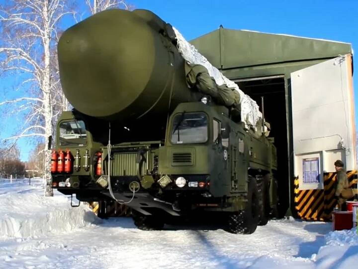 وضع منصات صواريخ يارس الروسية الاستراتيجية في حالة الجاهزية القصوى