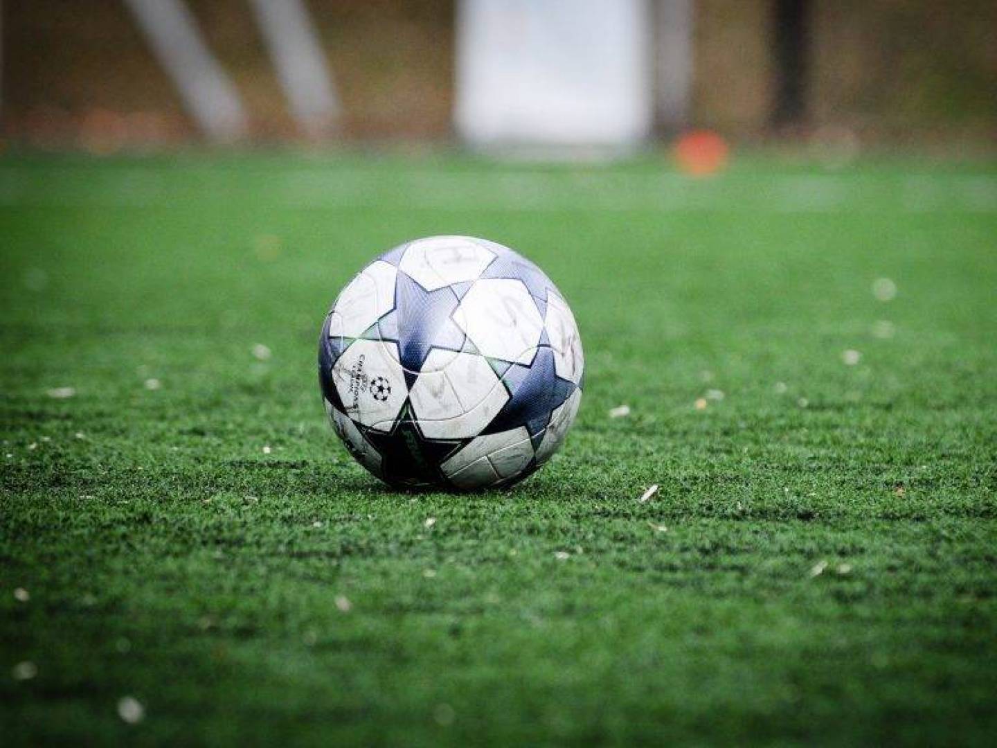 القنوات الناقلة لمباريات اليوم الأحد في ملاعب كرة القدم العالمية وموعدها