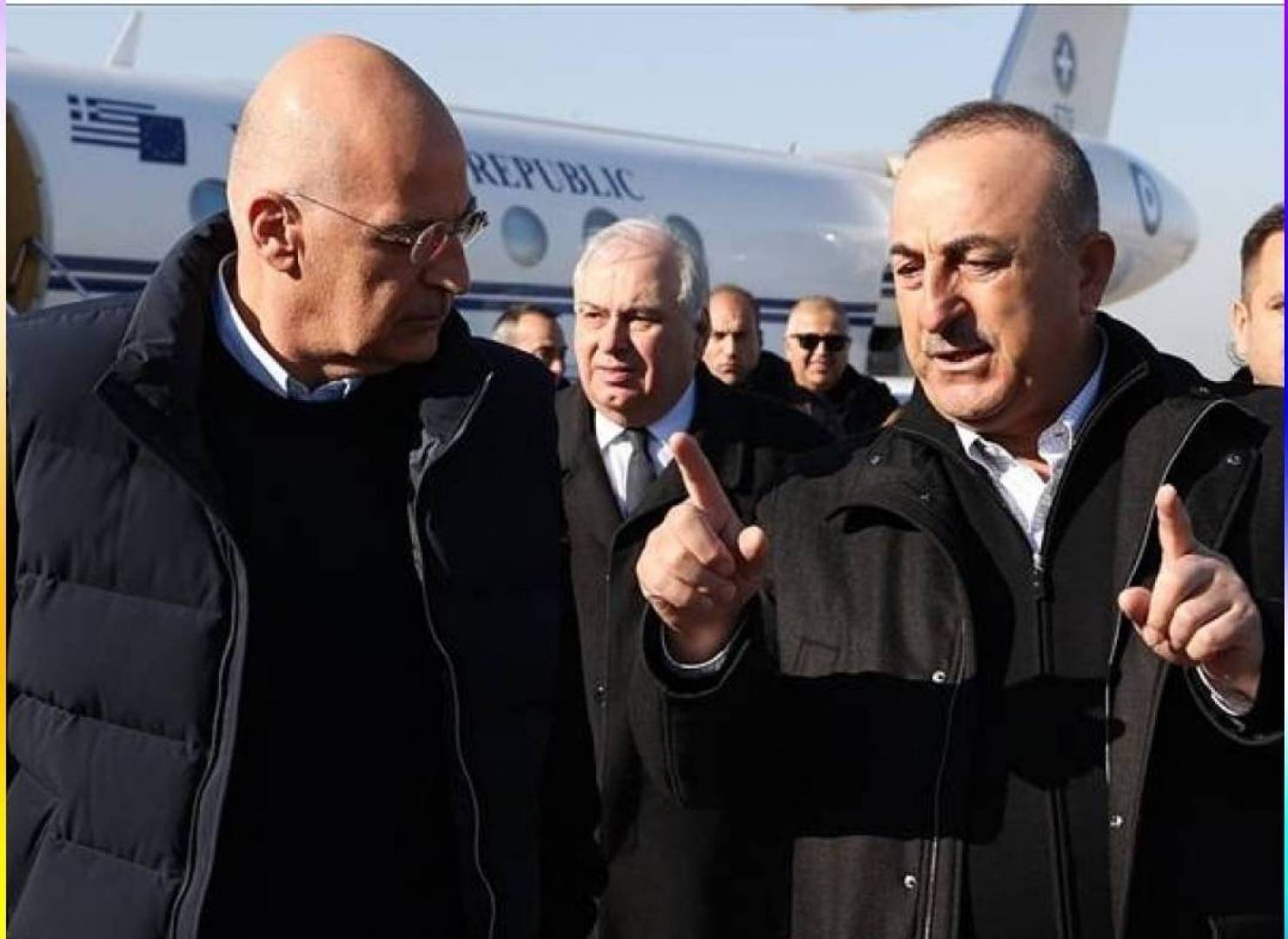 الزلزال يخمد نار الخلافات.. وزير الخارجية اليوناني يحط في تركيا