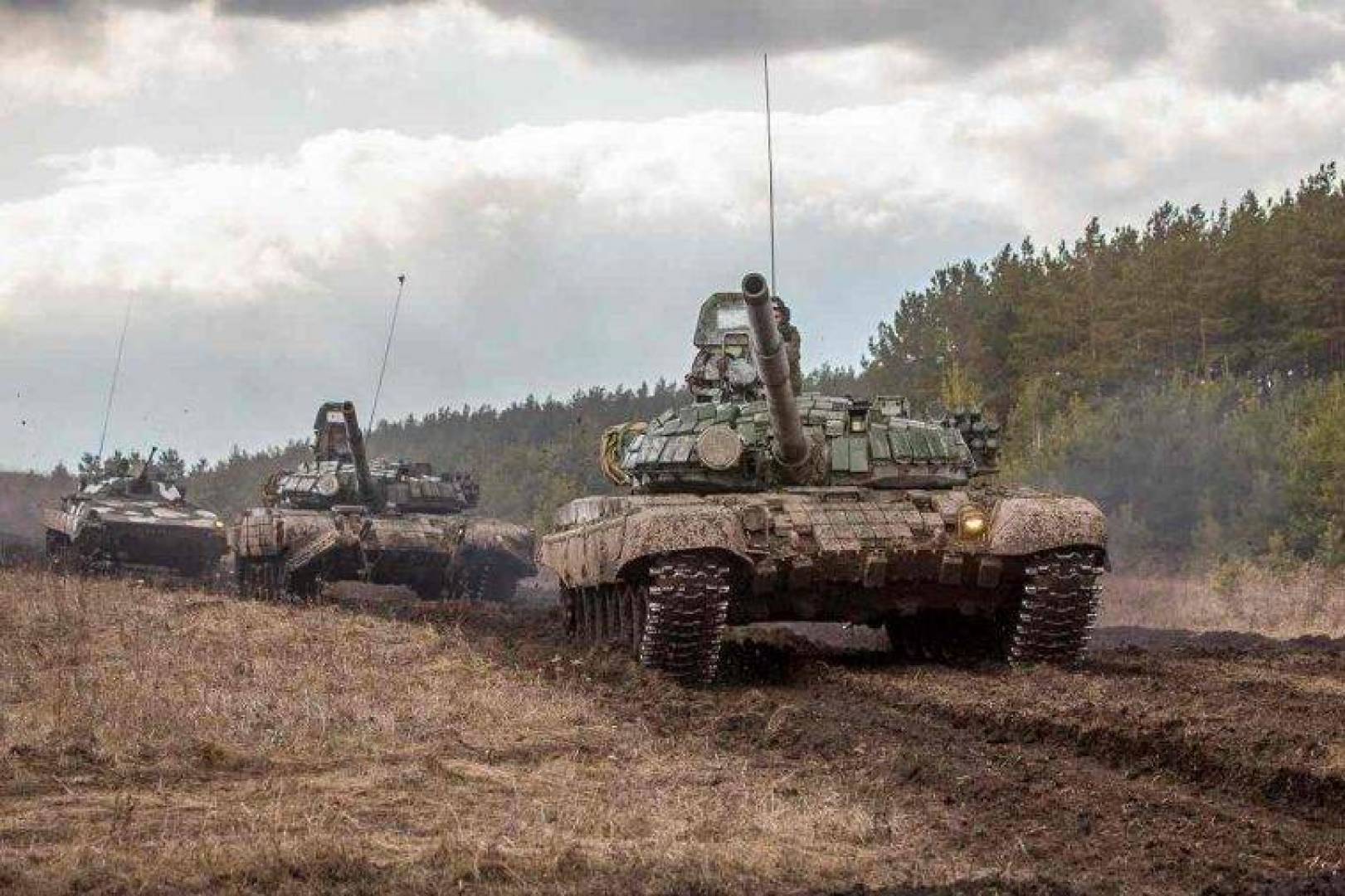 لحمايتها من الصواريخ الموجهة .. روسيا تجهّز دباباتها بوحدات حماية مطوّرة