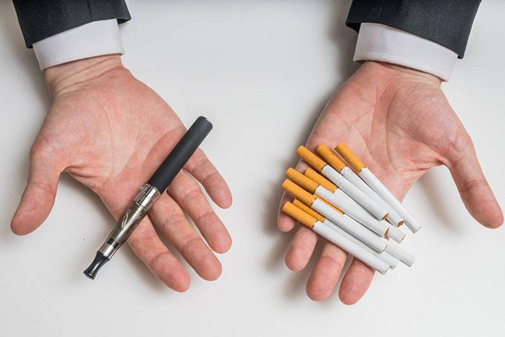 الجمع بين التدخين الإلكتروني والسجائر يزيد خطر الإصابة بالنقرس
