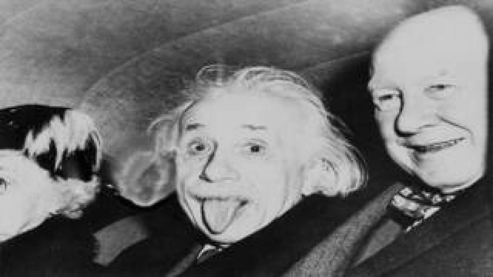 ماهي قصة الصورة الشهيرة لأينشتاين ؟