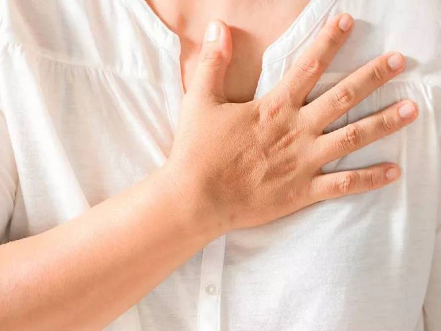 كيف نميز بين ألم الصدر الناتج عن نوبة قلبية أو عن ارتجاع معدي معوي ؟