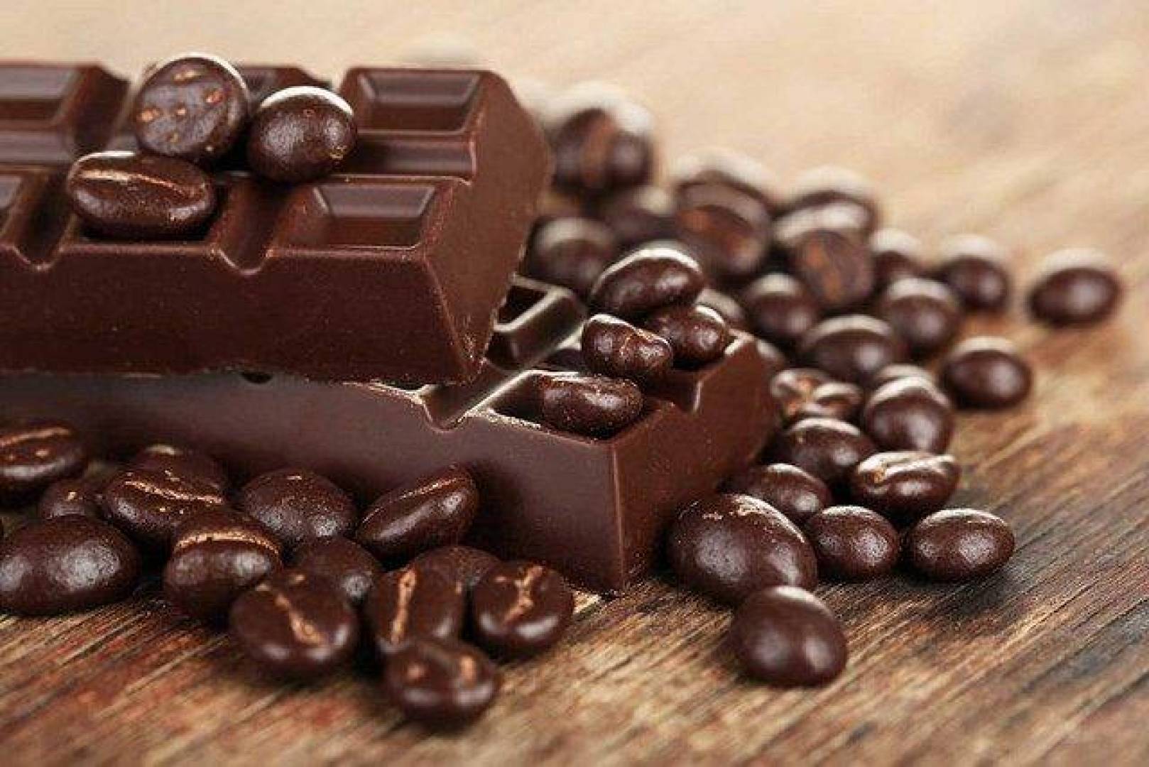 الفوائد الصحية والآثار الجانبية للشوكولاته الداكنة