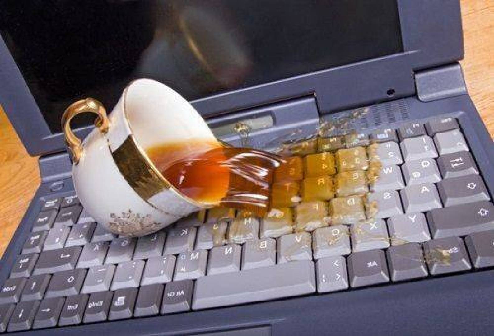 خطوات إنقاذ اللابتوب بعد انسكاب السوائل عليه
