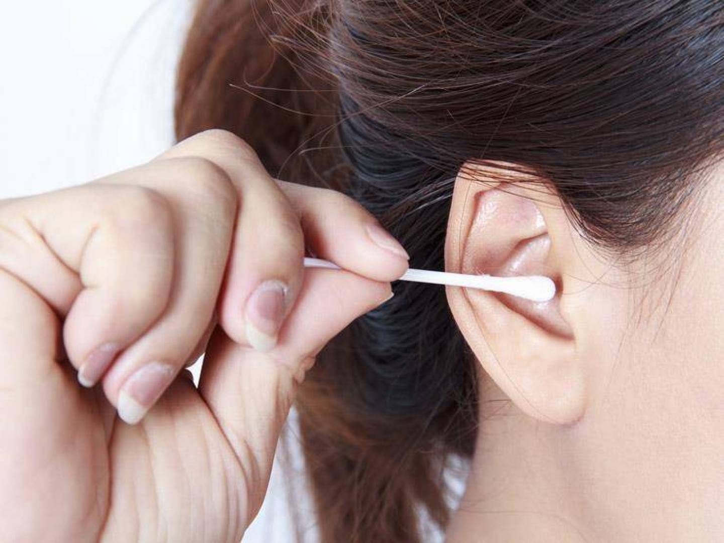تجنب استخدام العيدان القطنية لتنظيف الأذن من الشمع .. نصائح طبية