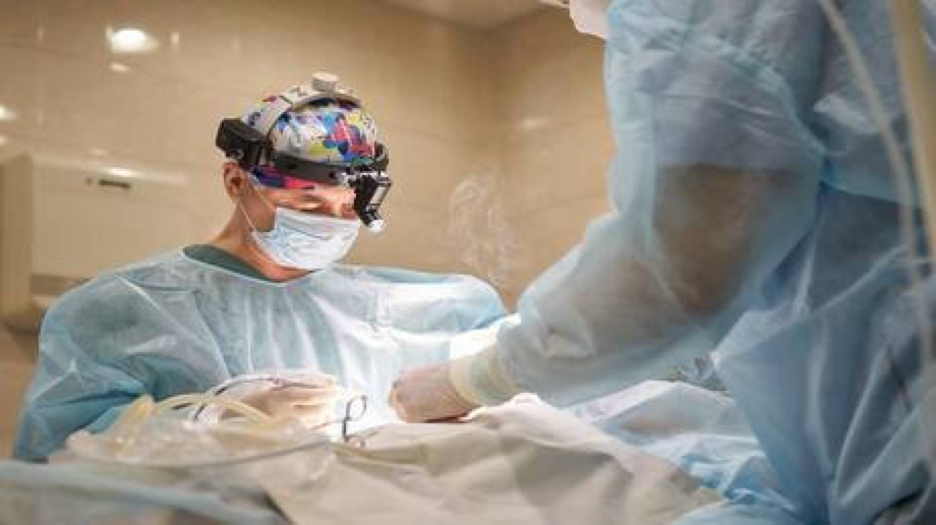 عملية جراحية تجميلية معقدة تستخدم تقنيات حديثة لترميم أنف مريض