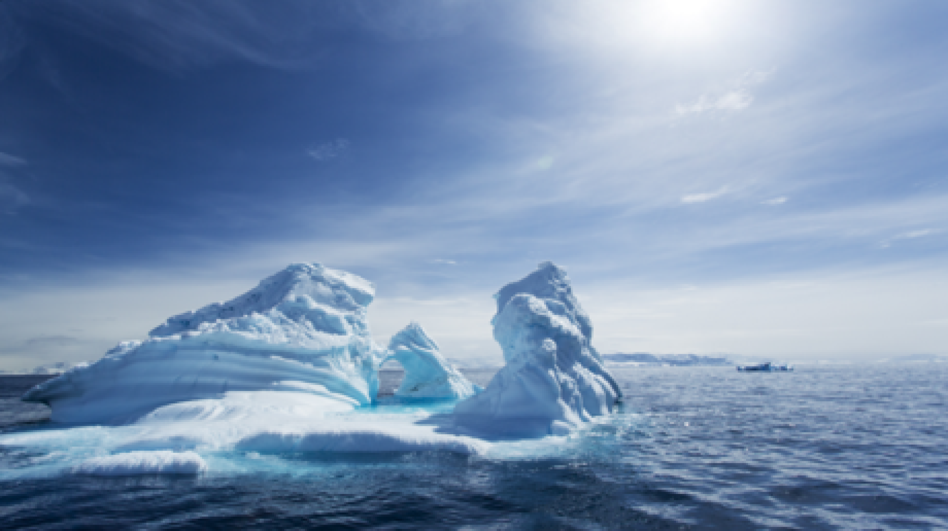 صورة غامضة تظهر هيكلاً ثلاثي الأضلاع تحت جليد أنتاركتيكا