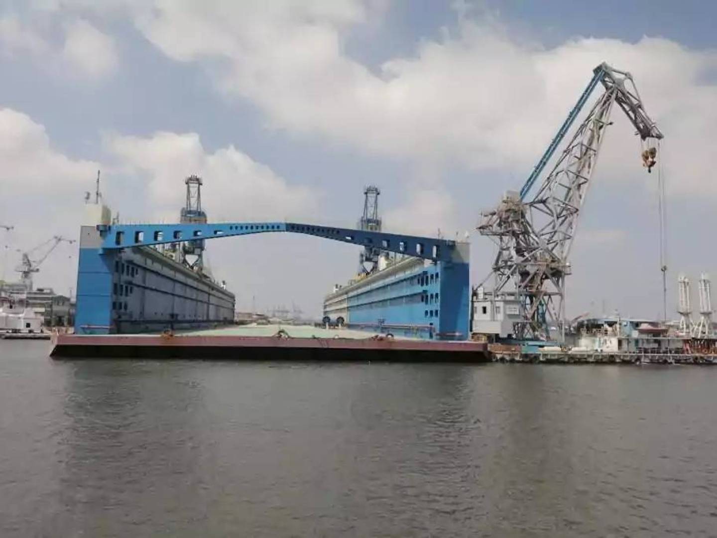 مصر تحصل على حوض عائم لإصلاح وصيانة السفن الكبيرة عابرة لقناة السويس