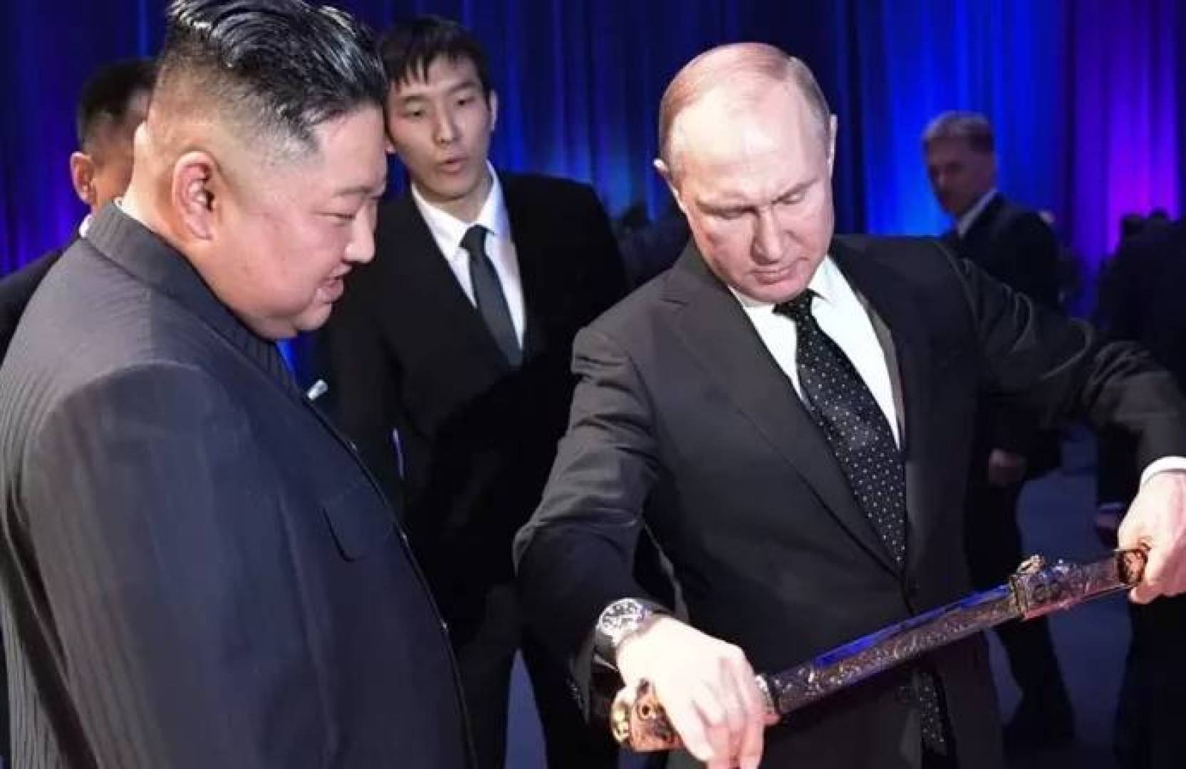 الكشف عن الهدايا المتبادلة بين الرئيسين بوتين وكيم جونغ