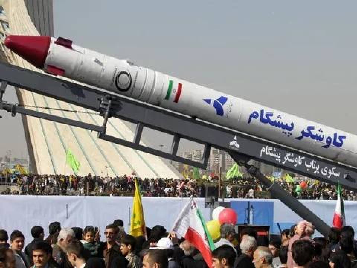 إيران تكشف عن صاروخها الجديد 