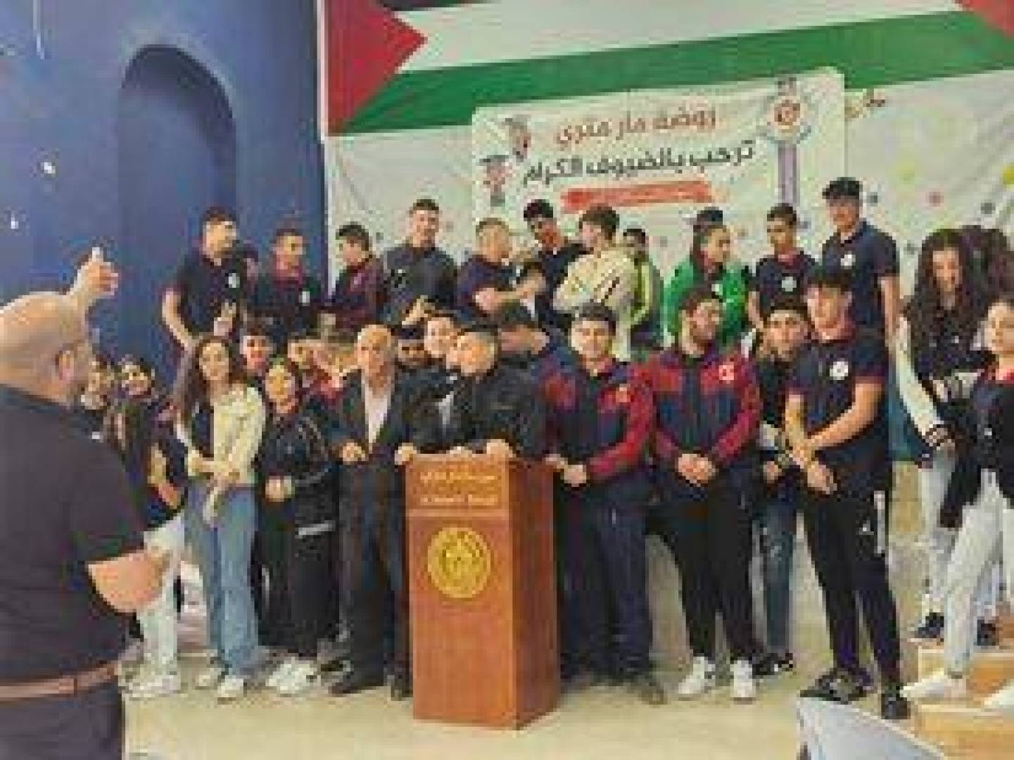 محاضرة للكاتب الصحفي الفلسطيني راسم عبيدات لطلبة مدرسة مار متري بالقدس حول الجريمة والعنف و