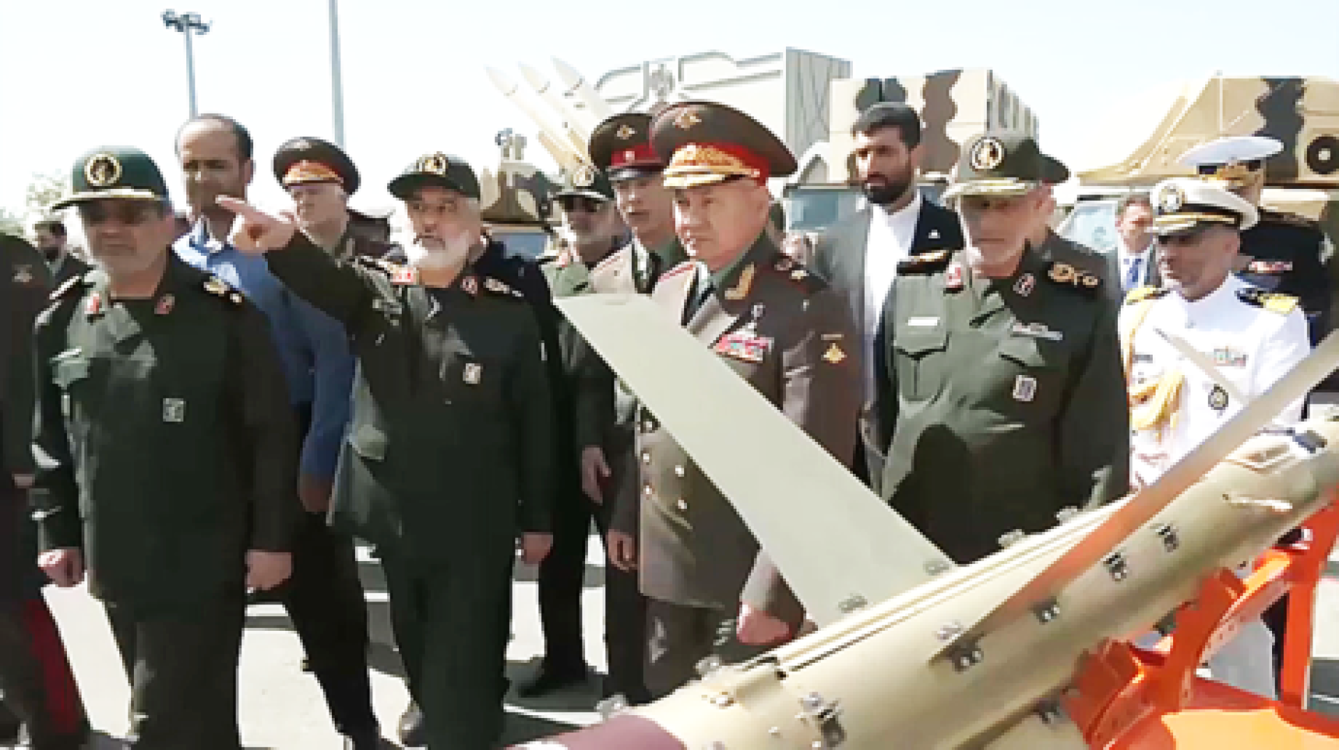 الإيرانيون يكشفون عن صاروخ يعمل كمسيرة جوية 