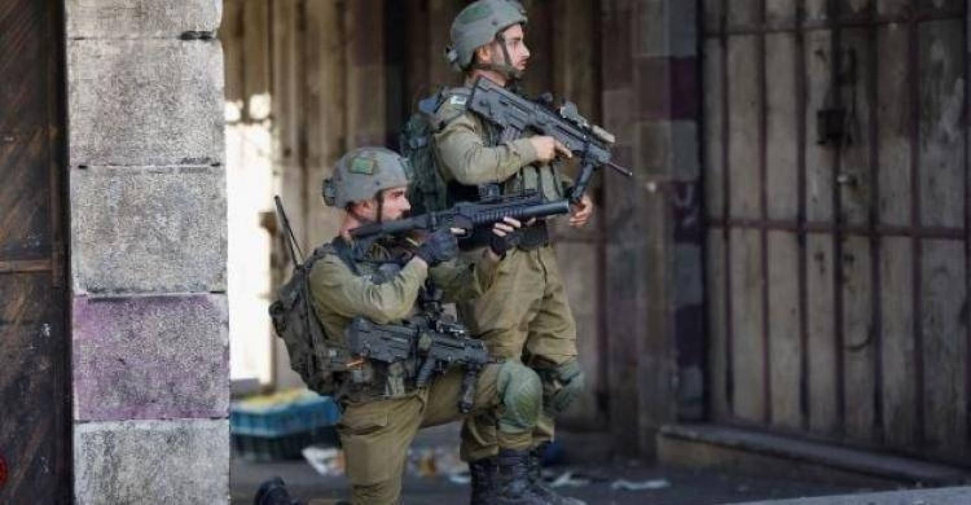 وسط مواجهات عدة.. قوات الاحتلال تقتحم مناطق واسعة بالضفة وتعتقل عددًا من الأهالي