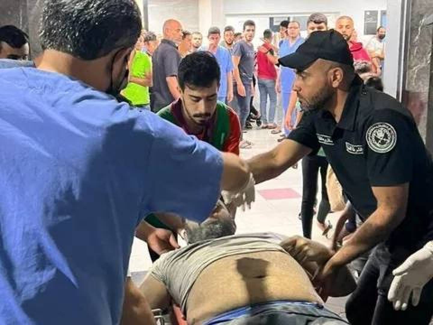 الجيش الإسرائيلي يواصل قصف محيط المستشفيات في غزة ويهدد بقصفها