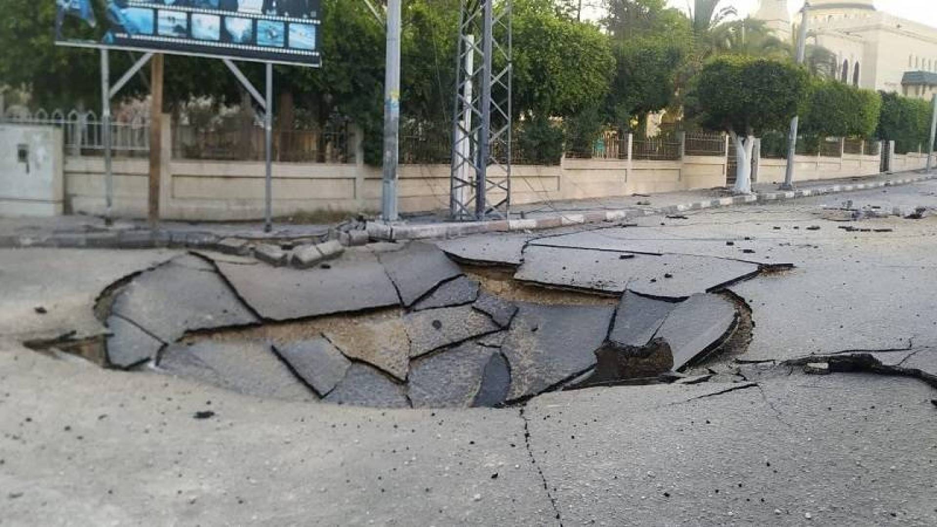 شهيدان في القدس والخليل واشتباكات عنيفة وتدمير البنية التحتية في شمال الضفة