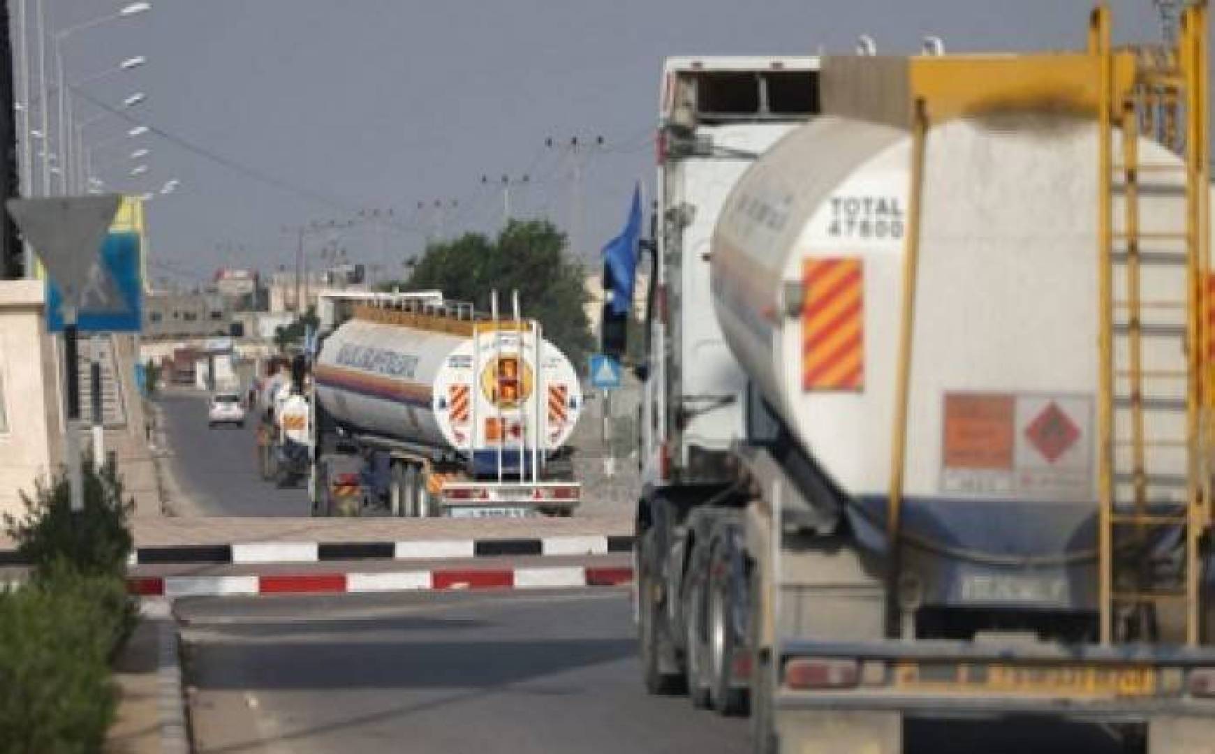 إدخال أول شاحنة وقود إلى قطاع غزة