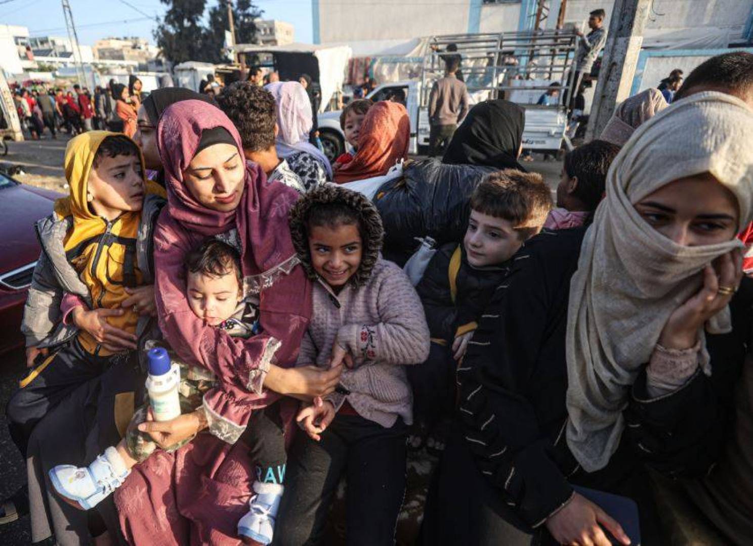 آلاف المواطنين يعودون إلى منازلهم مع بدء سريان الهدنة