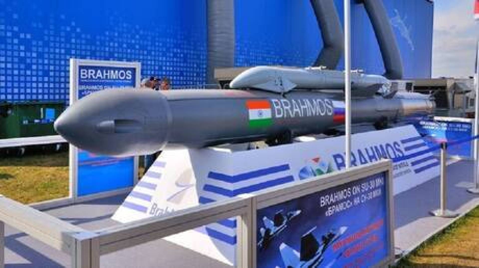بالفيديو الهند تختبر صواريخ BrahMos المجنحة في البحر والجو