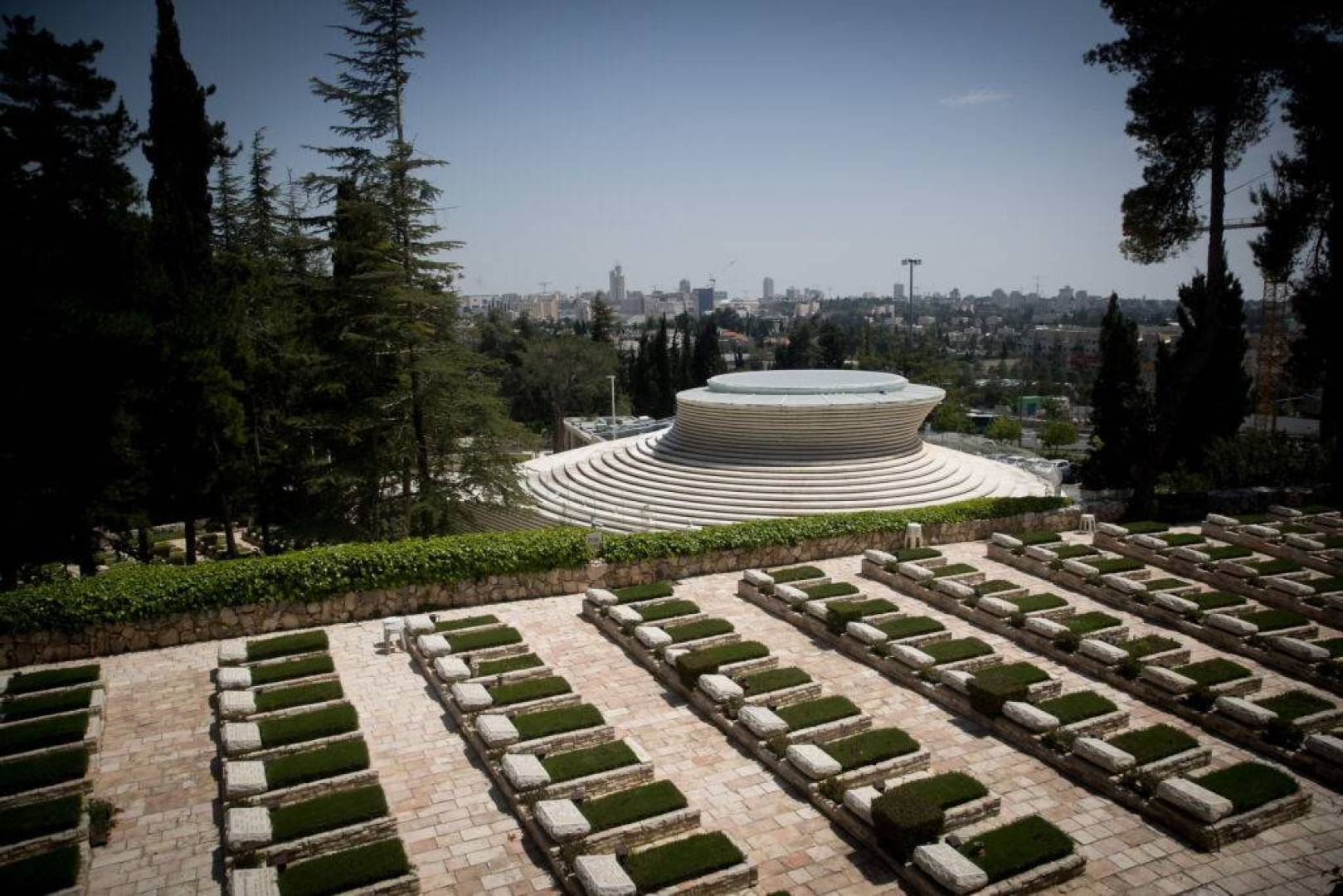 مدير مقبرة عسكرية إسرائيلية يكشف عن دفن 50 جندي إسرائيلي خلال 48 ساعة