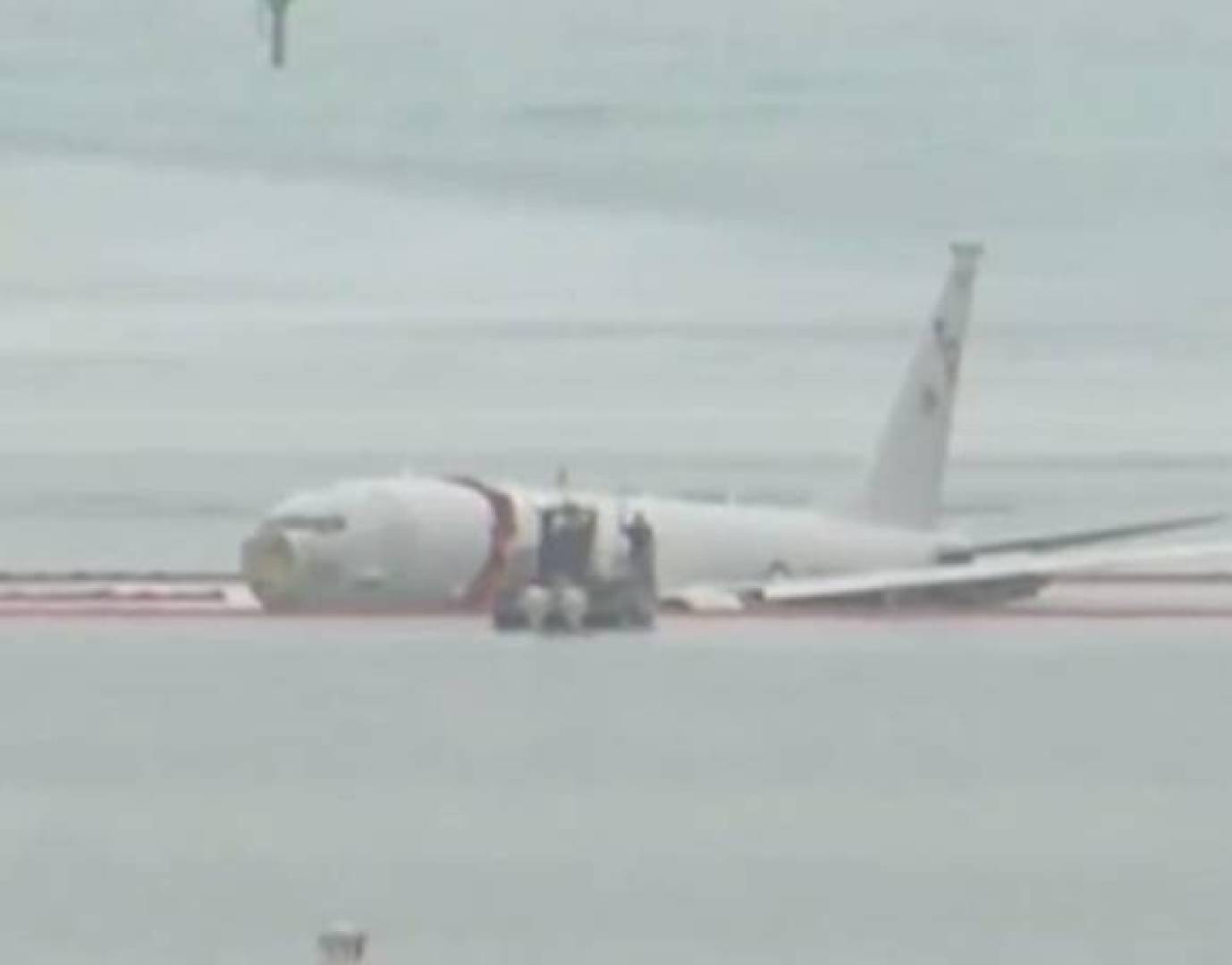 طائرة Boeing P8 Poseidon تابعة للبحرية الأمريكية انزلقت عن المدرج في هاواي وسقطت في الماء