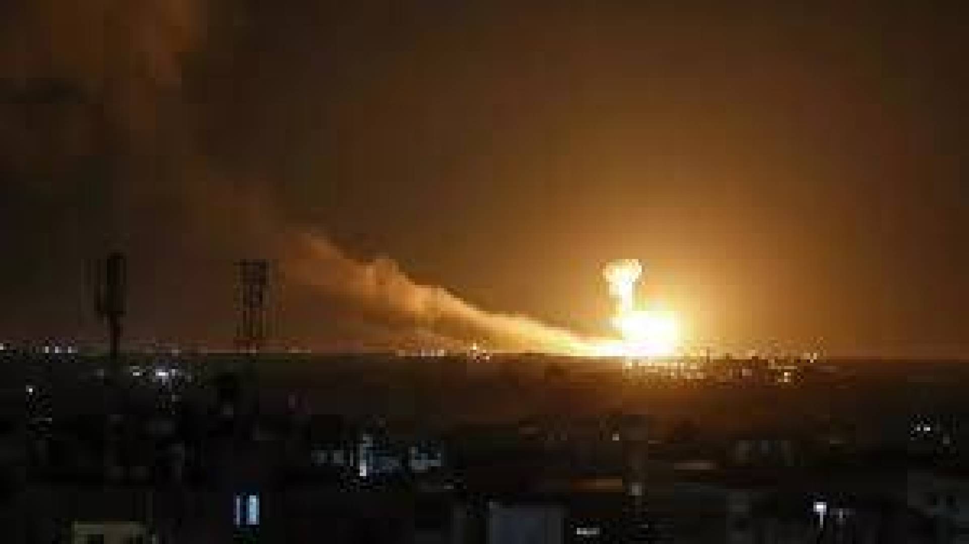 قصف قاعدة حقل العمر ردا على قصف الطيران الأمريكي للأحياء الشرقية لمدينة دير الزور