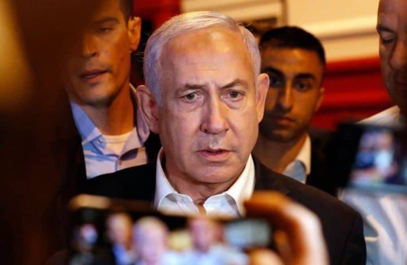 نتنياهو يواجه أزمة بعد قرار إدخال وقود إلى غزة