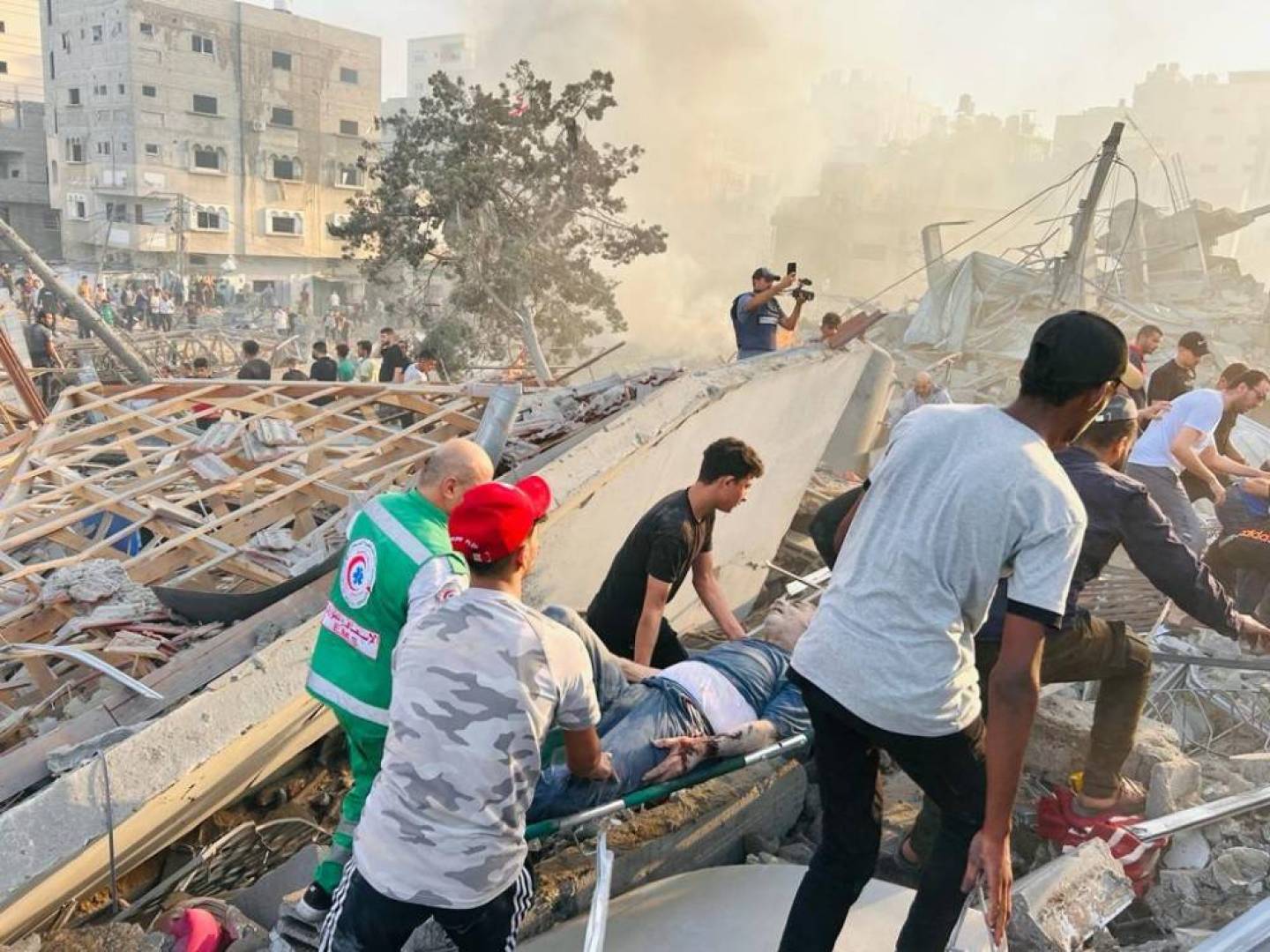 قصف إسرائيلي مكثف وسط غزة