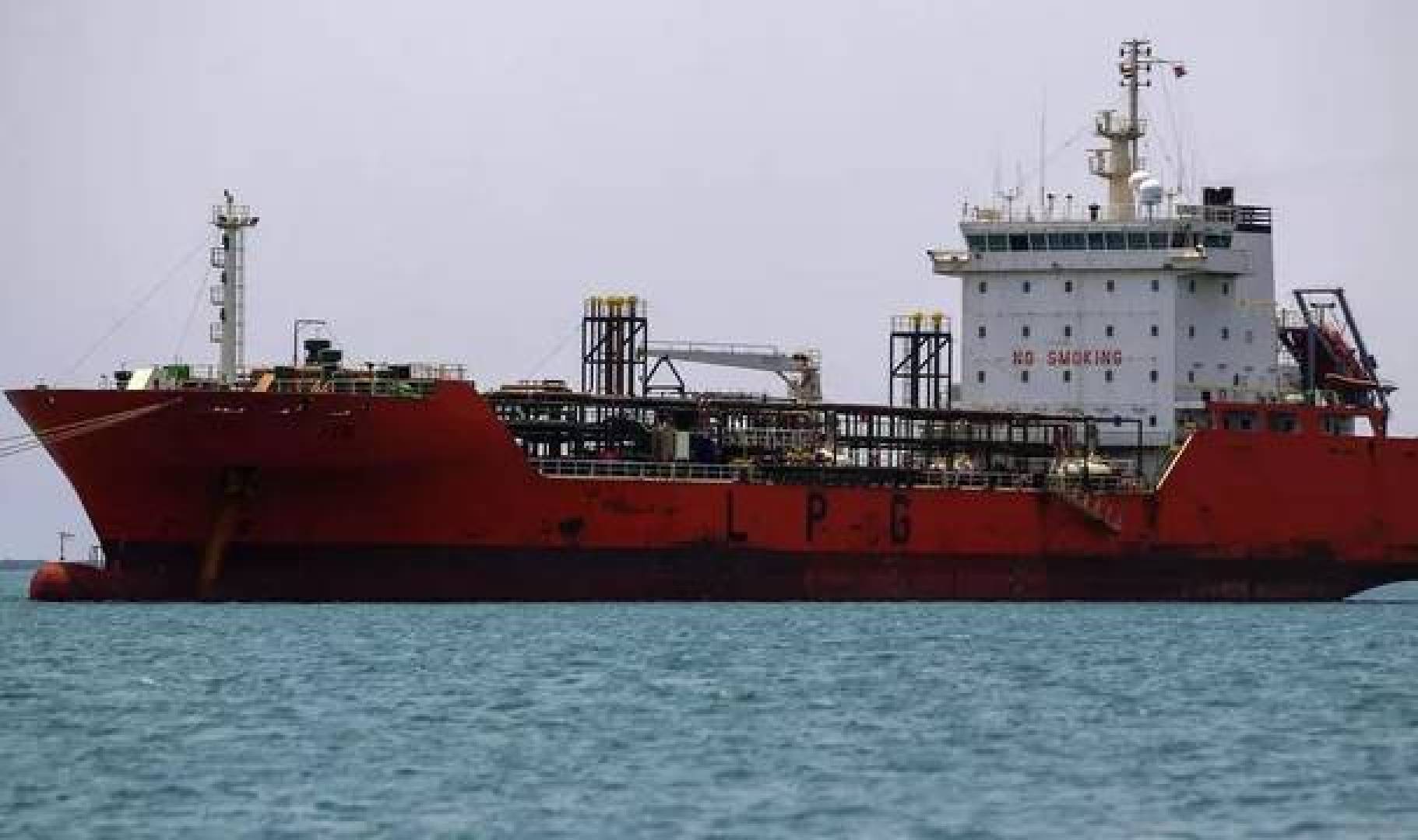 إصابة ناقلة مواد كيميائية بصاروخ في البحر الأحمر أطلق من اليمن