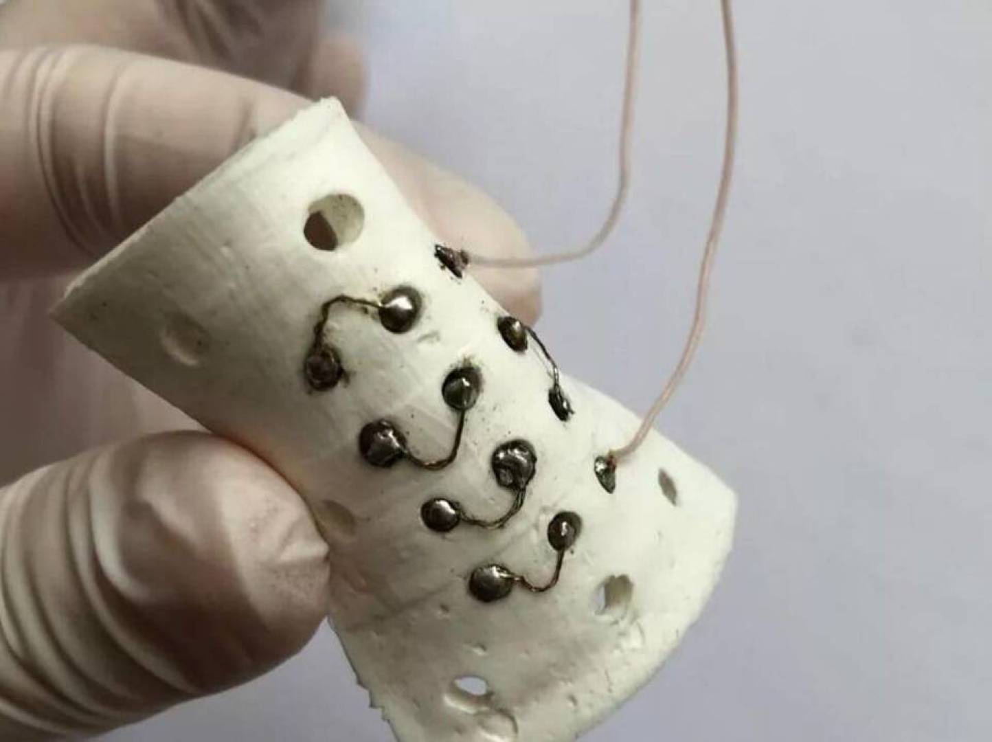 علماء روس يبتكرون مولدًا مرنًا لتحويل الحرارة إلى كهرباء