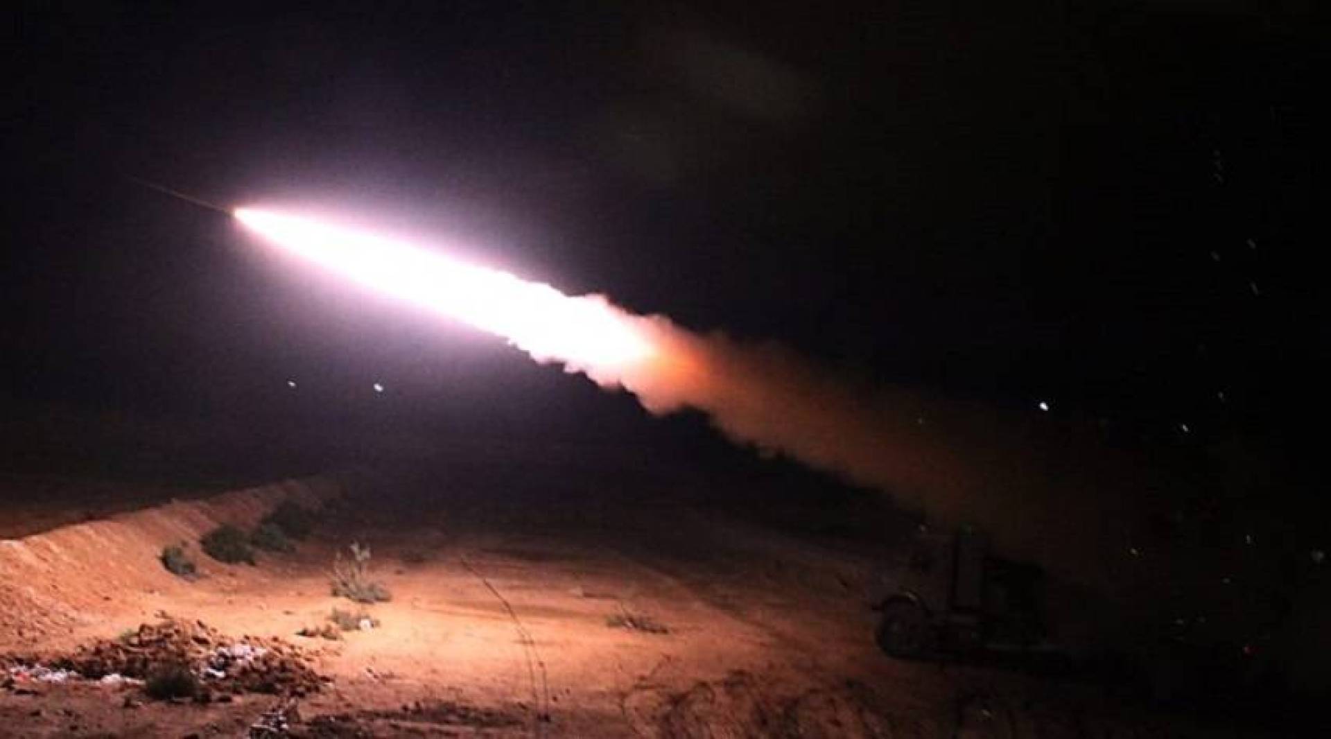 هجوم صاروخي يستهدف القاعدتين الأمريكيتين في حقلي 