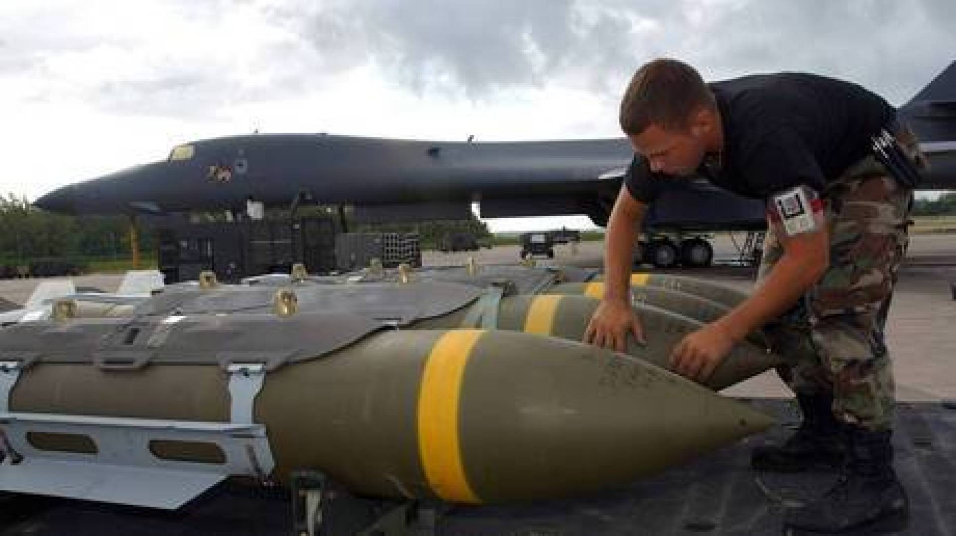 الولايات المتحدة الأمريكية تزود إسرائيل بقنابل خارقة للحصون وذخائر مدفعية