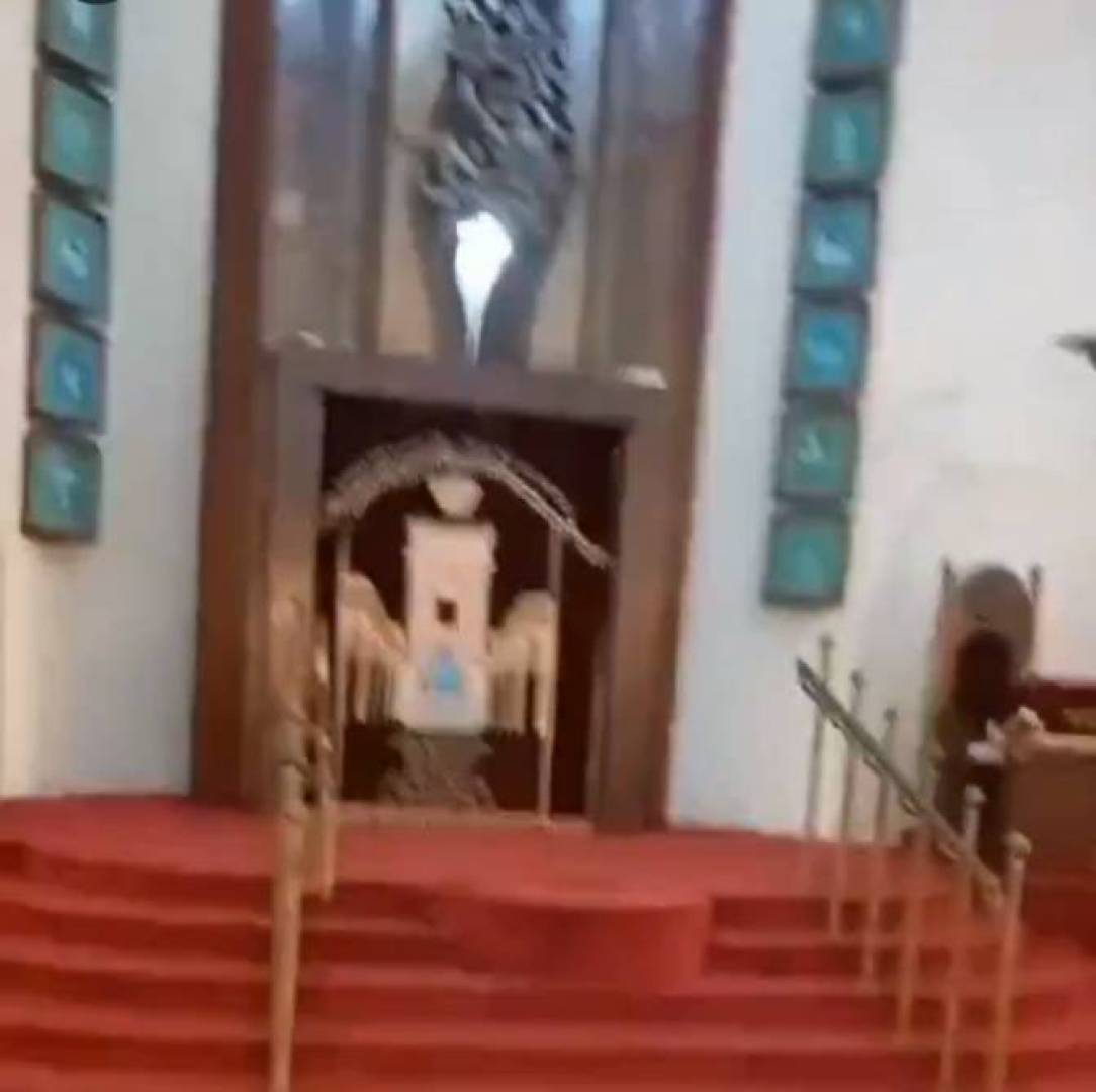 بالفيديو نشطاء يقتحمون معبد يهودي بتل أبيب ويرفعون الآذان فيه
