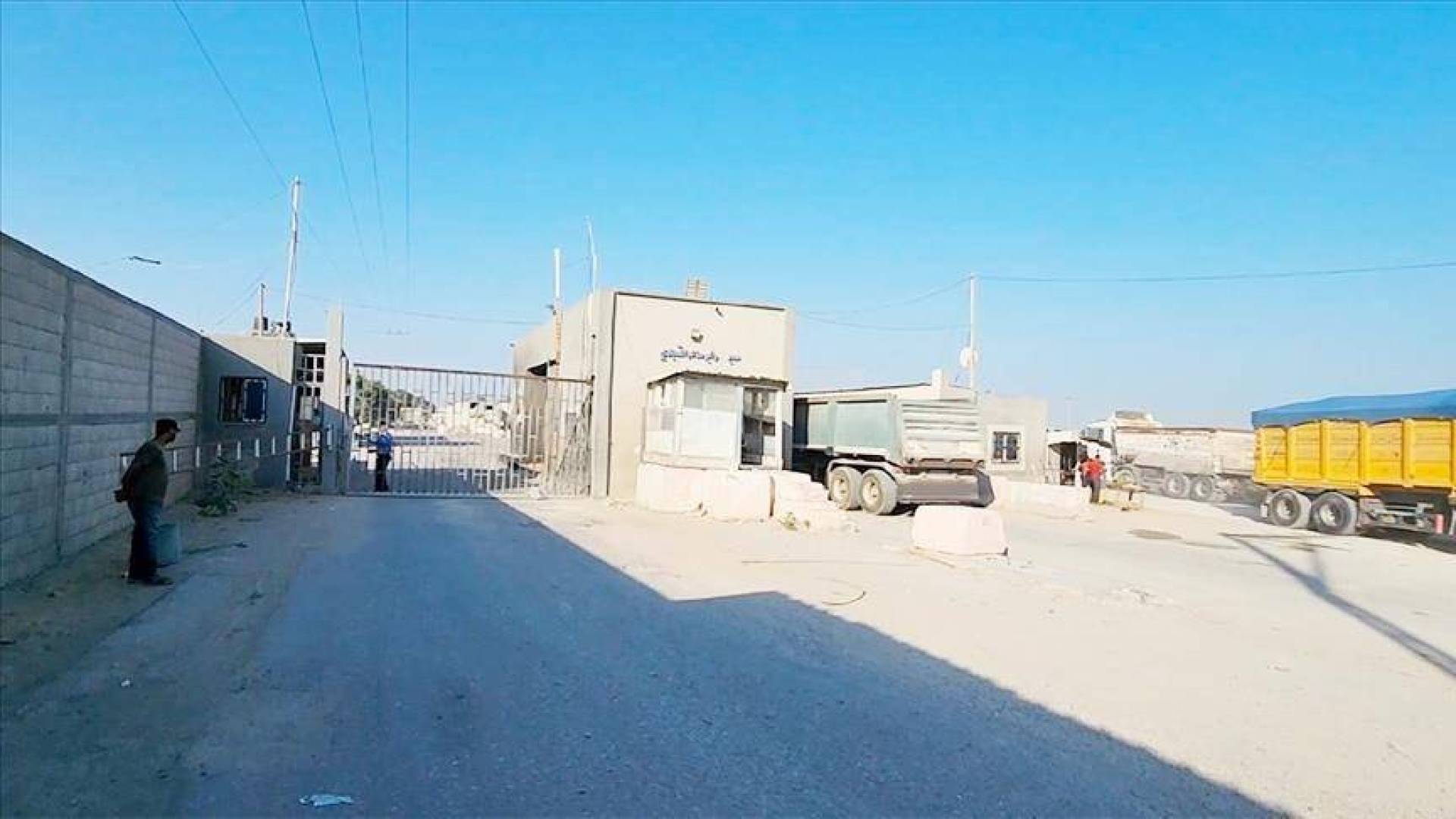 دخول مساعدات إنسانية عبر معبر كرم أبو سالم لأول مرة منذ بداية العدوان على غزة