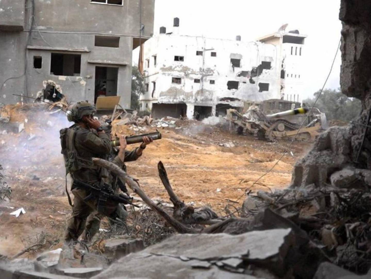 قناة عبرية تنشر تسجيلا صوتيا لثلاثة أسرى إسرائيليين قبل أن يقتلهم جيش الاحتلال في غزة