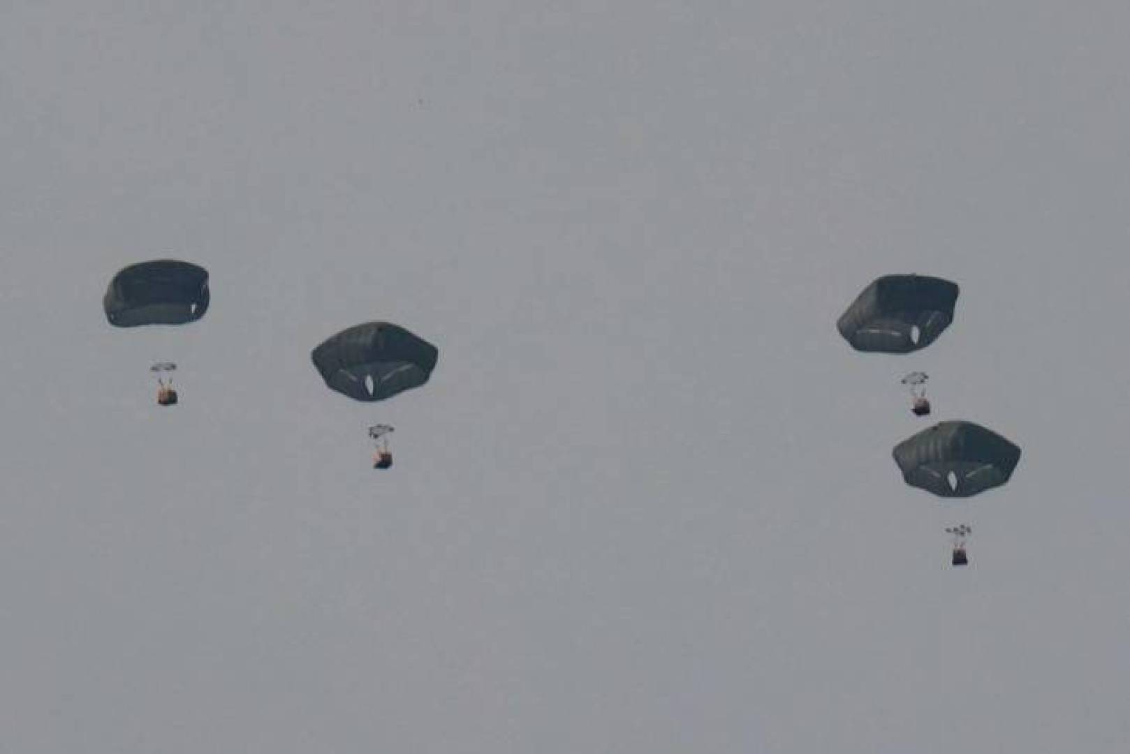 مساعدات إنسانية من الأردن تسقط في غلاف غزة