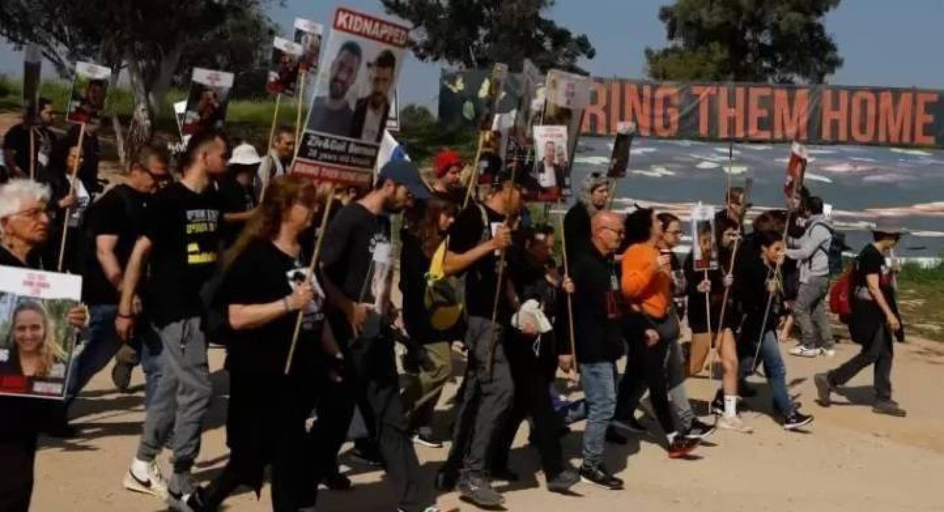مسيرة لأهالي الأسرى الإسرائيلين تطالب نتنياهو بصفقة فورية
