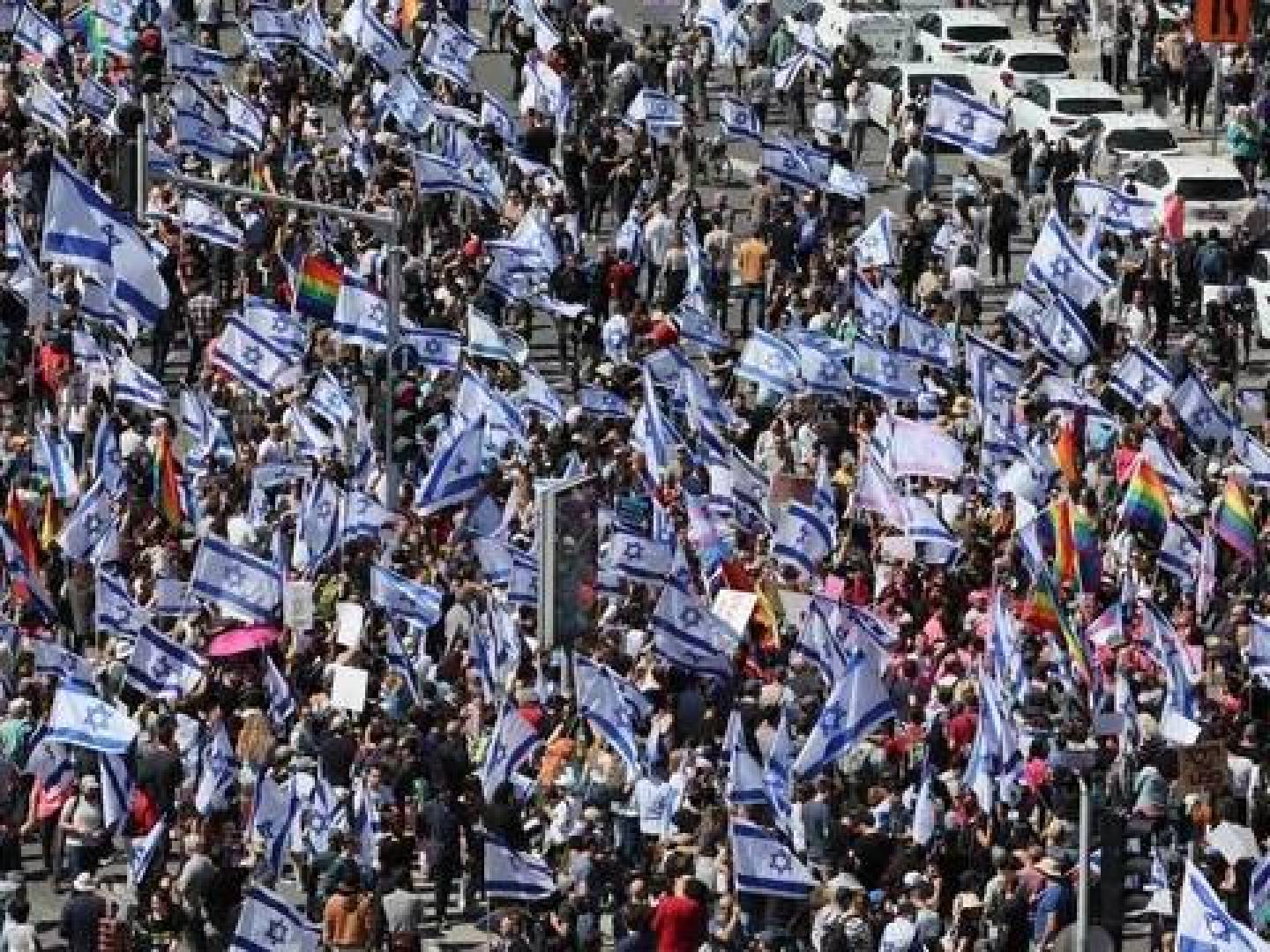 آلاف الإسرائيليين يتظاهرون مطالبين بصفقة تبادل أسرى وانتخابات مبكرة