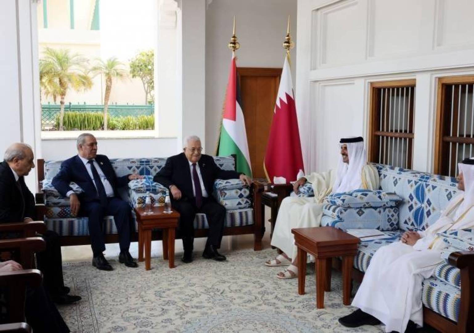 محمود عباس يجتمع مع أمير دولة قطر ويبحث معه الجهود المبذولة لوقف العدوان