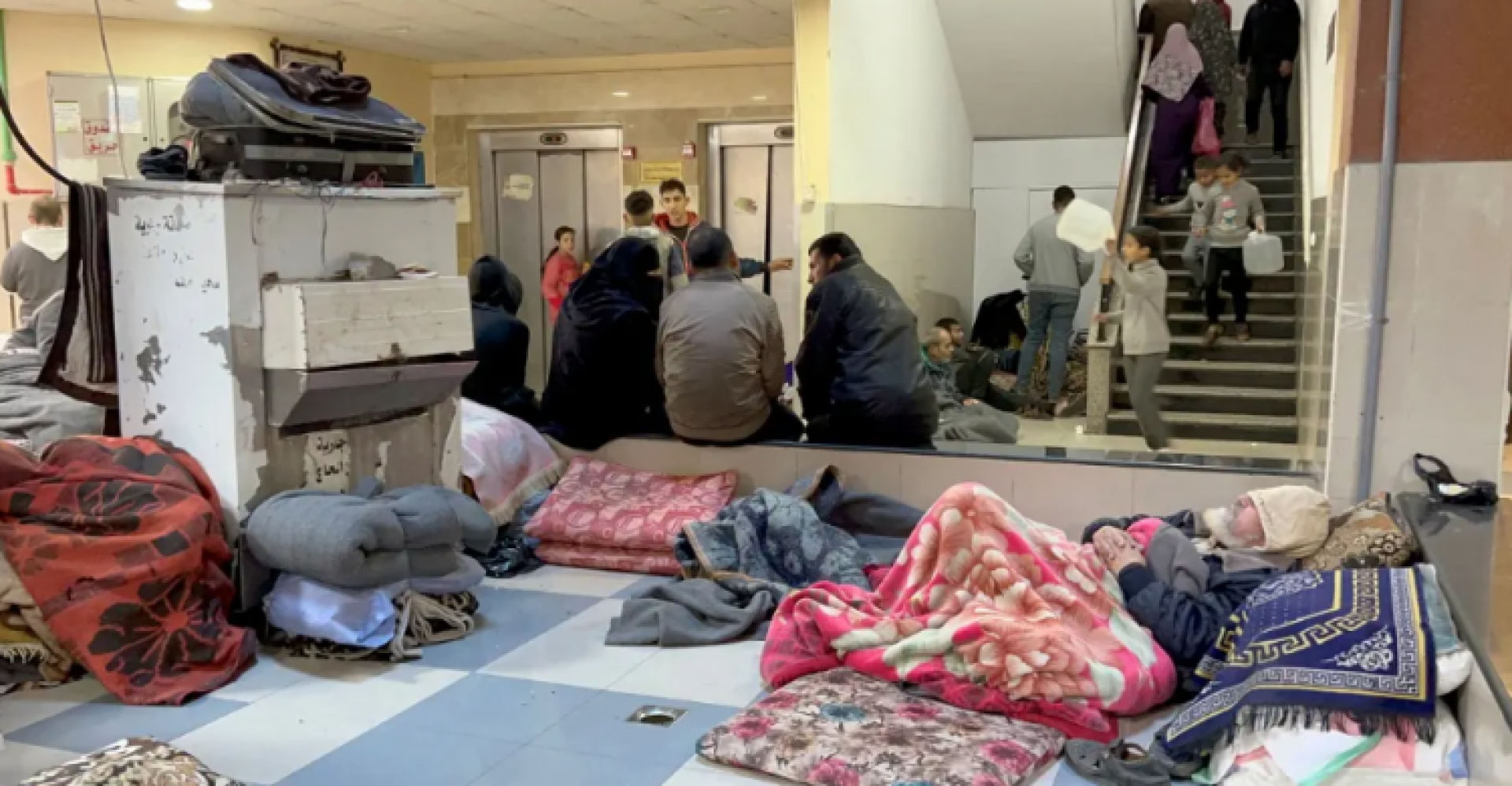 الاحتلال يحول مجمع ناصر الطبي إلى ثكنة عسكرية يحتجز فيها مئات المدنيين