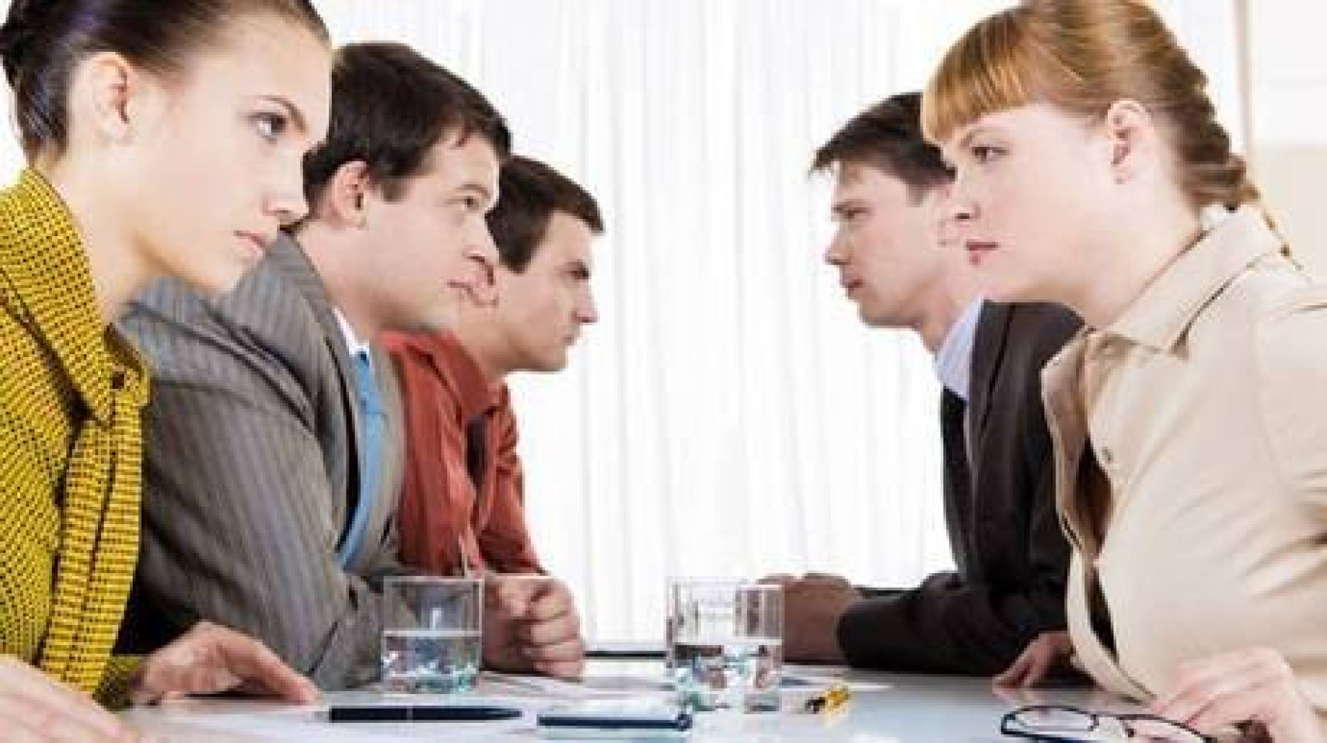لماذا يخشى الناس النظر في أعين بعضهم البعض أثناء التحدث ؟