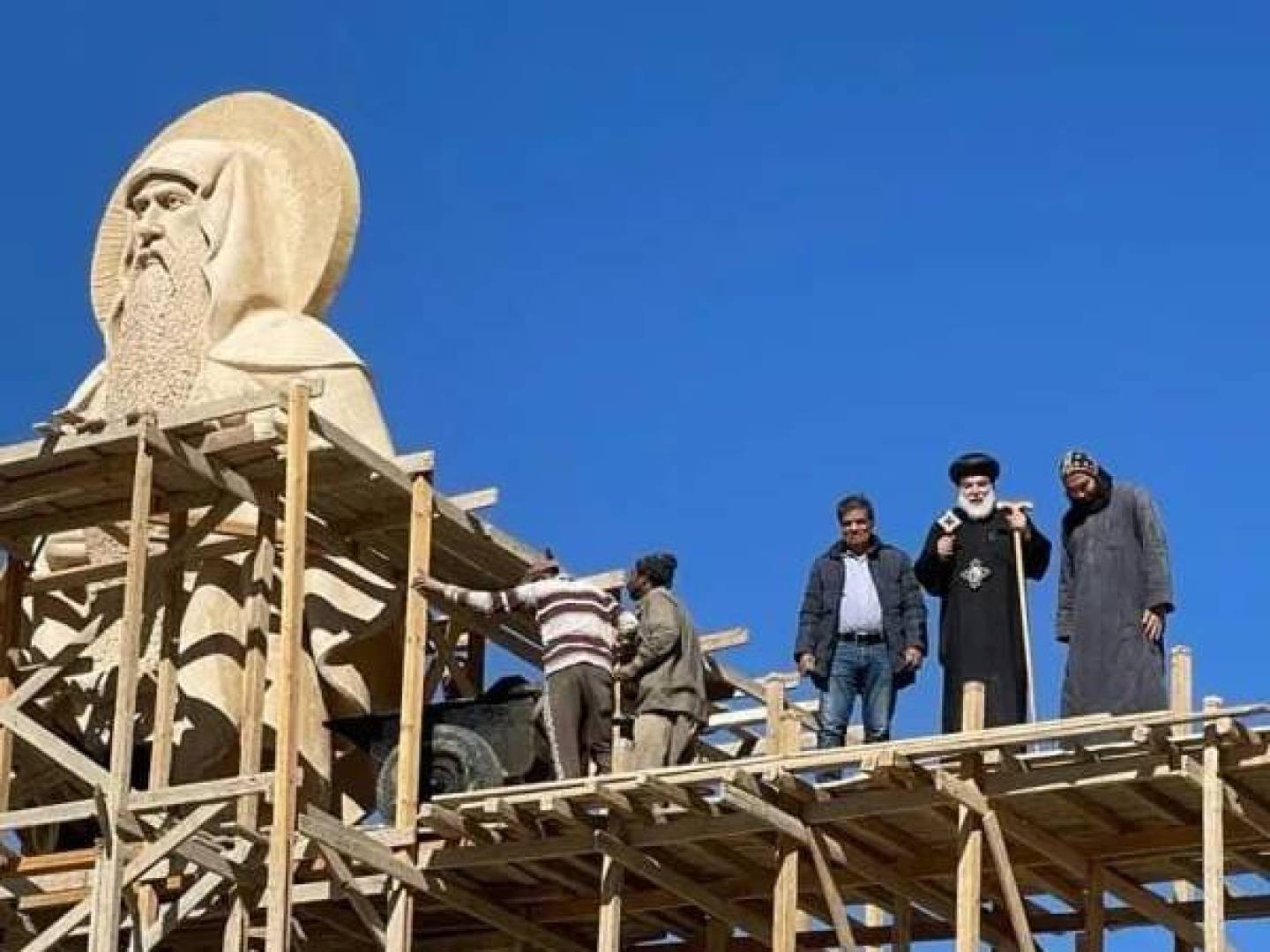 إزالة تمثال الأنبا أنطونيوس بالبحر الأحمر بعد جدل على مواقع التواصل الاجتماعي (صور)