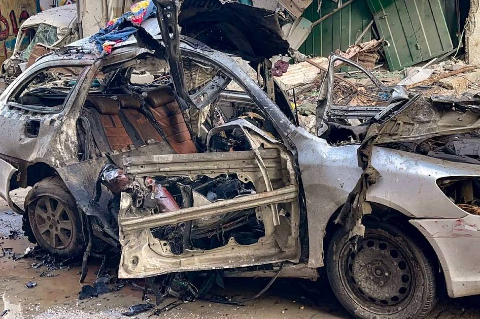بالصور.. سيارة أبناء إسماعيل هنية والدمار الذي لحق بها بعد استهدافها في غزة