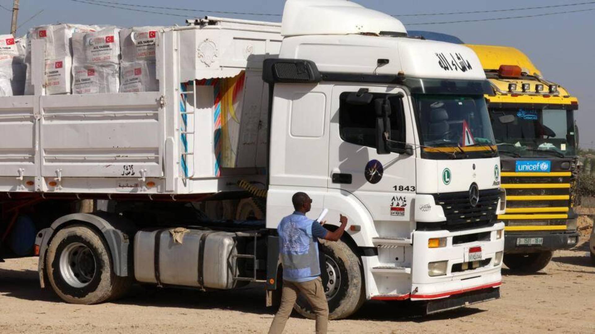 أول شاحنات مساعدات تصل شمال غزة وشرطة القطاع تفرض تدابير أمنية