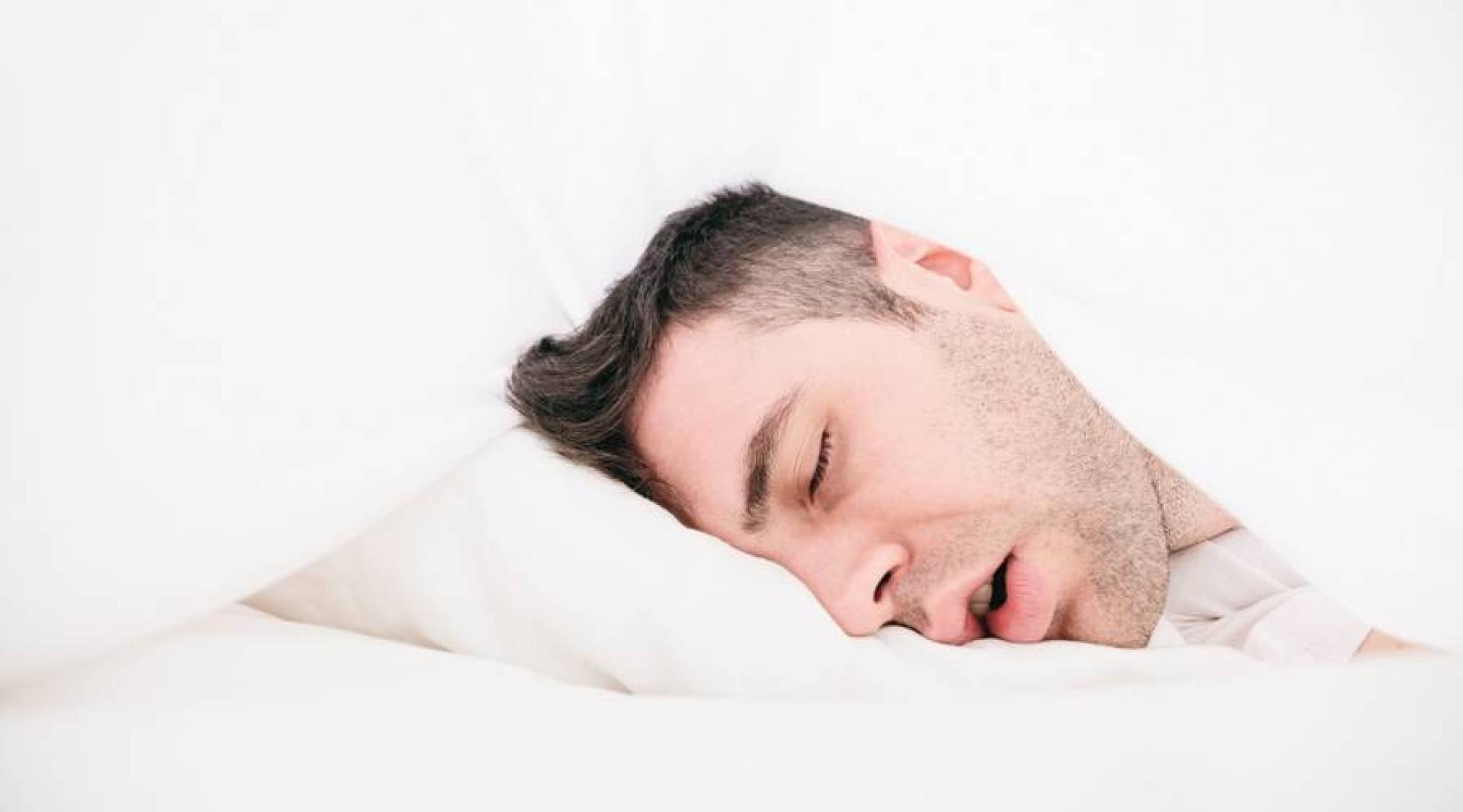 النوم العميق يخلص الدماغ من السموم