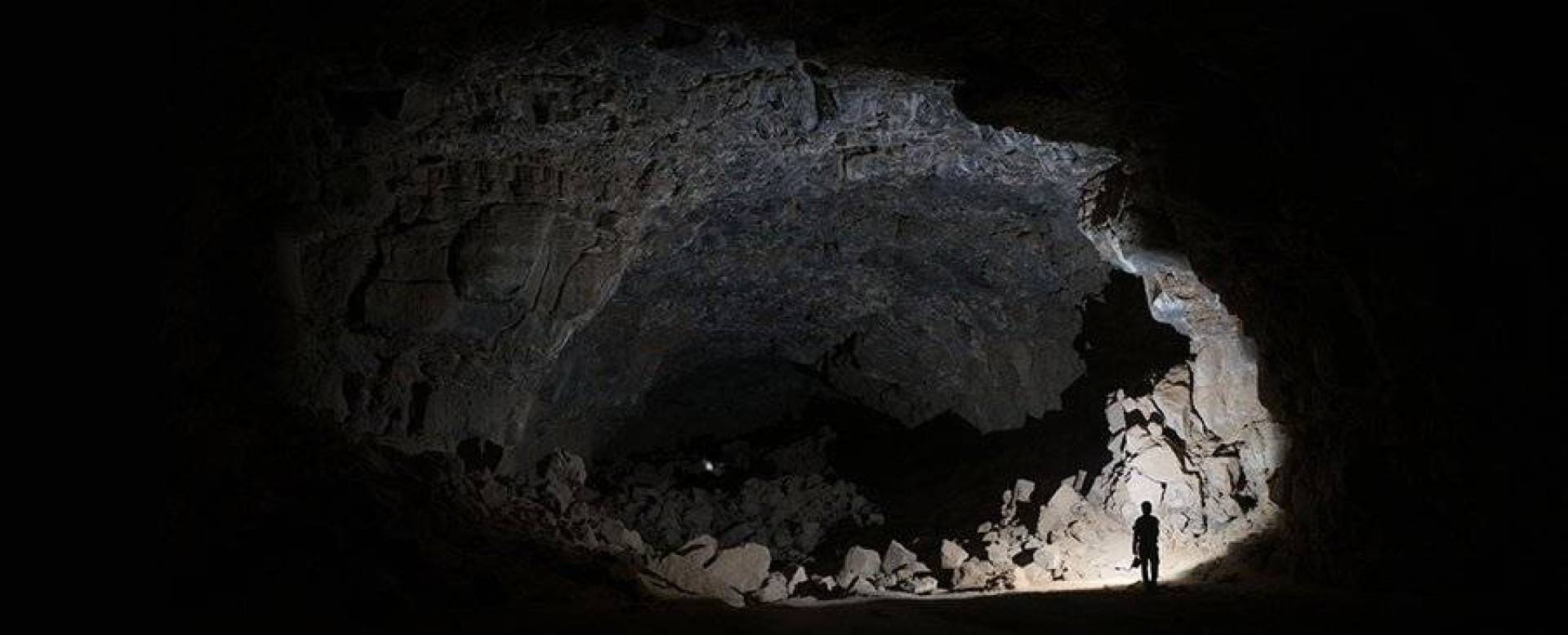 أول دليل على الحياة البشرية القديمة في كهف بركاني بالسعودية