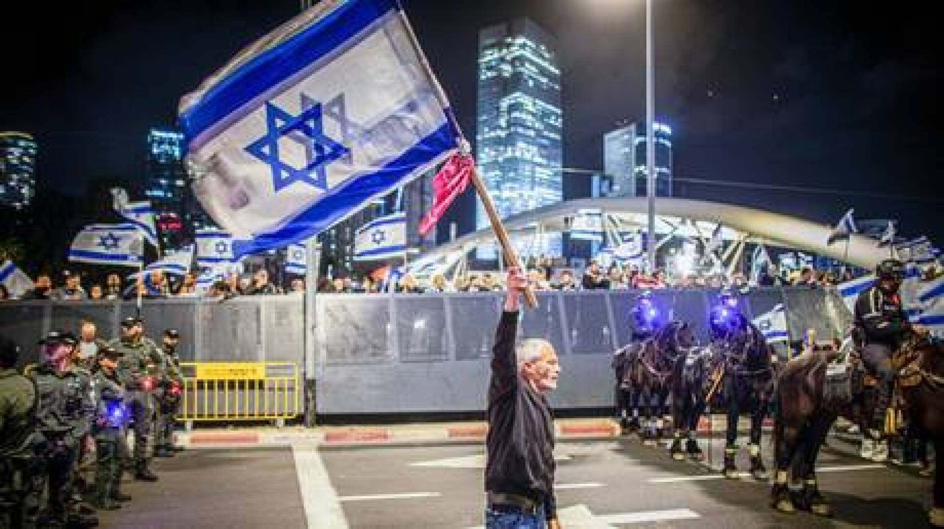 مظاهرات حاشدة ضد الحكومة الإسرائيلية واعتقال 16 متظاهرا في تل أبيب