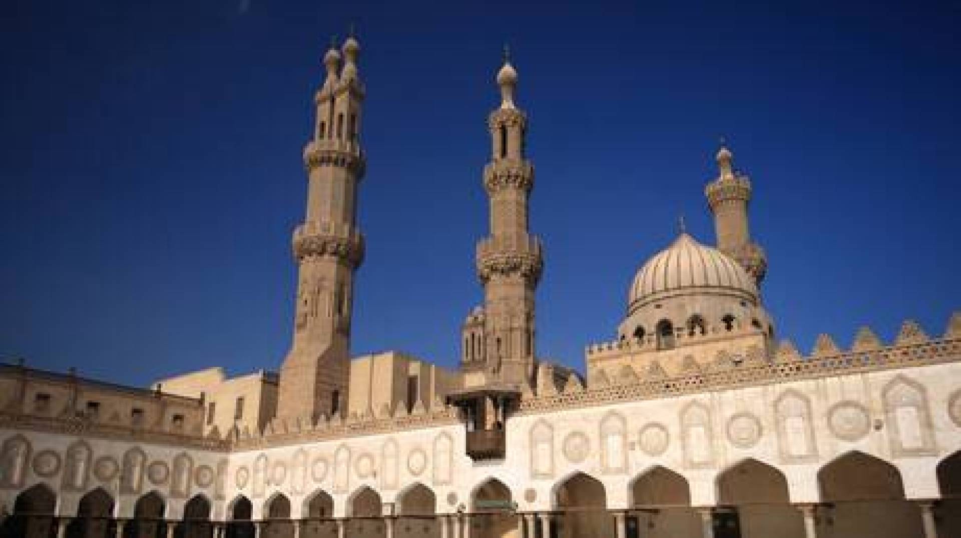 عالم أزهري: الصلاة بمساجد الأضرحة صحيحة وزيارة أماكن الصالحين مطلوبة