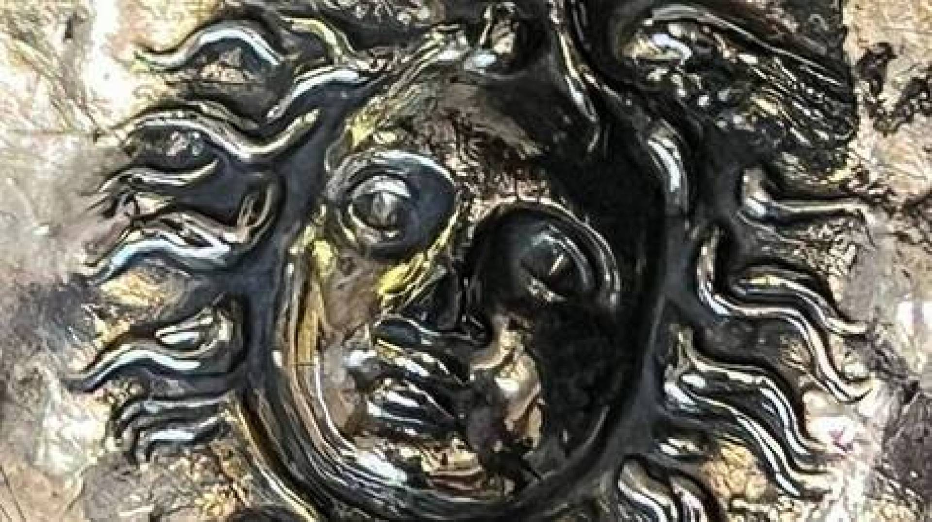 العثور على قلادات ذهبية عليها رأس ميدوسا الغرغون في القرم